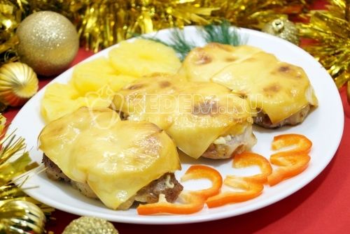 Schweinefleisch с ананасами и сыром