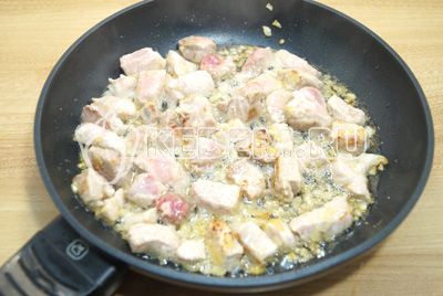 Na сковороде с растительным маслом обжарить мелко нашинкованный лук и кусочками нарезанное мясо. Обжаривать 3-4 минуты.