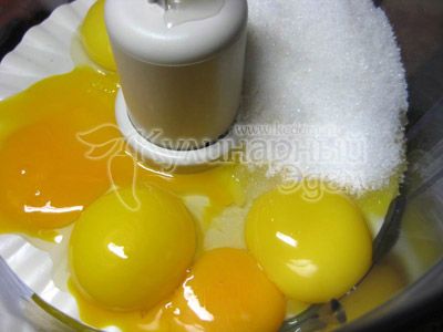 Maior часть сахара (около 120 г) взбить с горячей водой и желтками. Добавить к ним муку. Хорошенько вымесить тесто