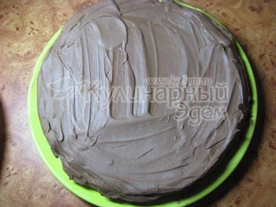 Lubrificar коржи кремом и сформировать обычный круглый торт