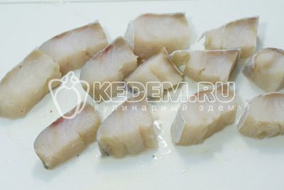 Filet рыбы нарезать небольшими кусочками