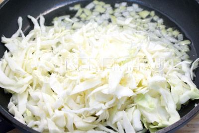 Předehřejte растительное масло на сковороде. Добавить лук и капусту, обжаривать 2-3 минуты