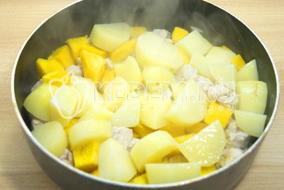 Legg картофель и залить пол стакана воды. Посолить и готовить под крышкой еще 15 минут, на среднем огне.