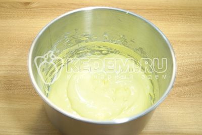 pisk два яичных белка с сахарной пудрой. Взбивать до кремовой консистенции 10-15 минут, в конце добавить несколько капель лимонного сока. Добавить желтый краситель и еще раз взбить.
