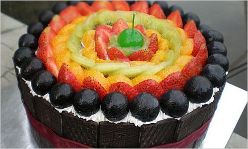 dekorasjon тортов фруктами и ягодами