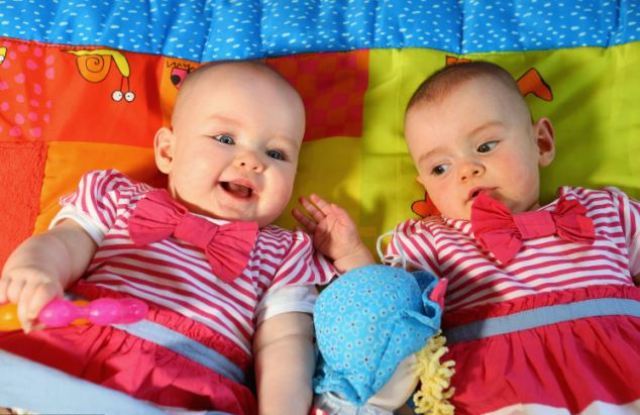 V Irsku se narodily dvojčata s rozdílem 87 dní