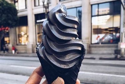 No Лос-Анджелесе продается черное мороженое с древесным углем