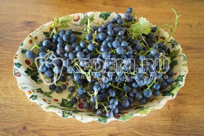 Kartáče винограда собрать и убрать сухие веточки и гнилые виноградинки. Хорошо промыть под проточной водой