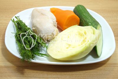 kylling филе и морковь отварить, зелень, капусту и огурец хорошо промыть и обсушить.