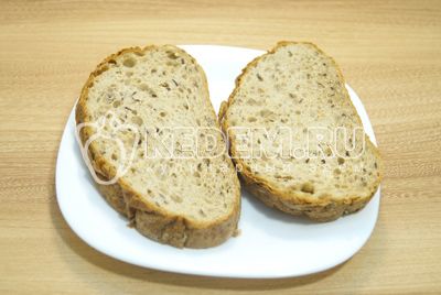 Vezměte два ломтика хлеба на порцию.