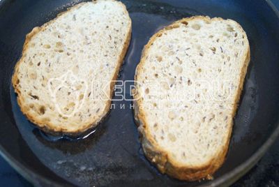 Na сковороде разогреть масло и выложить хлеб.