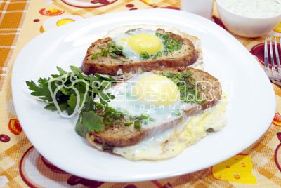 Smažená vejce с гренками и зеленью