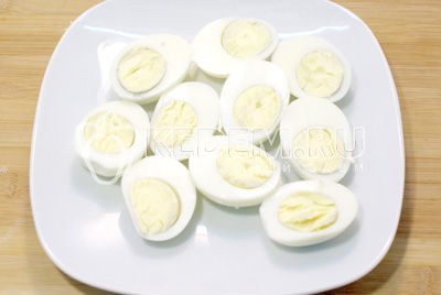 Wytnij яйца на половинки и вынуть желтки