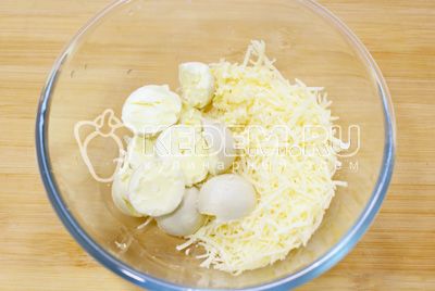 Wymieszaj в миске желтки, мелко нарубленный чеснок и тертый сыр