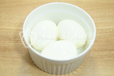 egg отварить до готовности, остудить и очистить.
