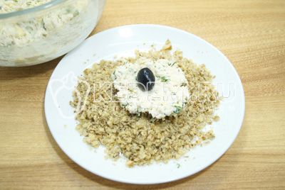 lingură набрать салатную массу в середину уложить маслину, сформировать шарик и обвалять в орехах.