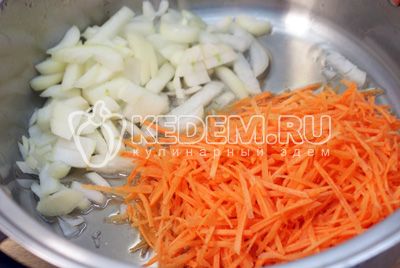 Zwiebeln мелко нашинковать, морковь натереть на терке и обжаривать с оставшимся маслом 2-3 минуты