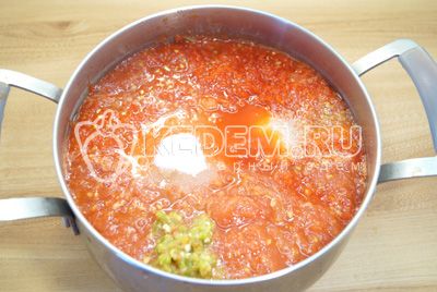 Torsion на мясорубке болгарский перец, помидоры и острый перец. Добавить соль и сахар. Варить на среднем огне 40 минут, помешивая.