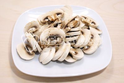 kotelett грибы ломтиками и обжарить на растительном масле