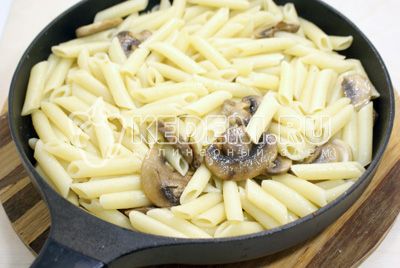 legge ut макароны в сковороду с грибами и заправить сливочным маслом. Перемешать и посолить