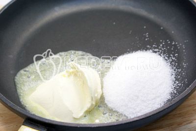 W сковороде растопить масло, добавить сахар, корицу и воду