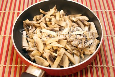 Prześlij соломкой порезанные грибы шампиньоны и обжаривать 2-3 минуты. Посолить